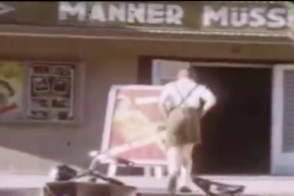 Napis na kinie (tytuł filmu): "Männer Müssen So Sein"