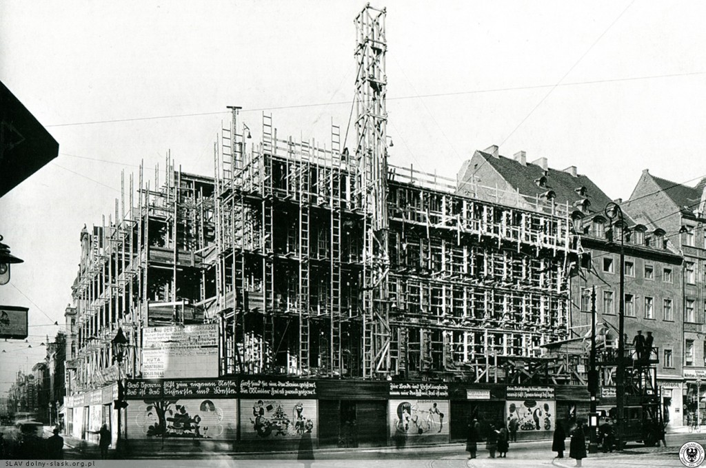 Budowa Miejskiej Kasy Oszczędności - Źródło: dolny-slask.org.pl