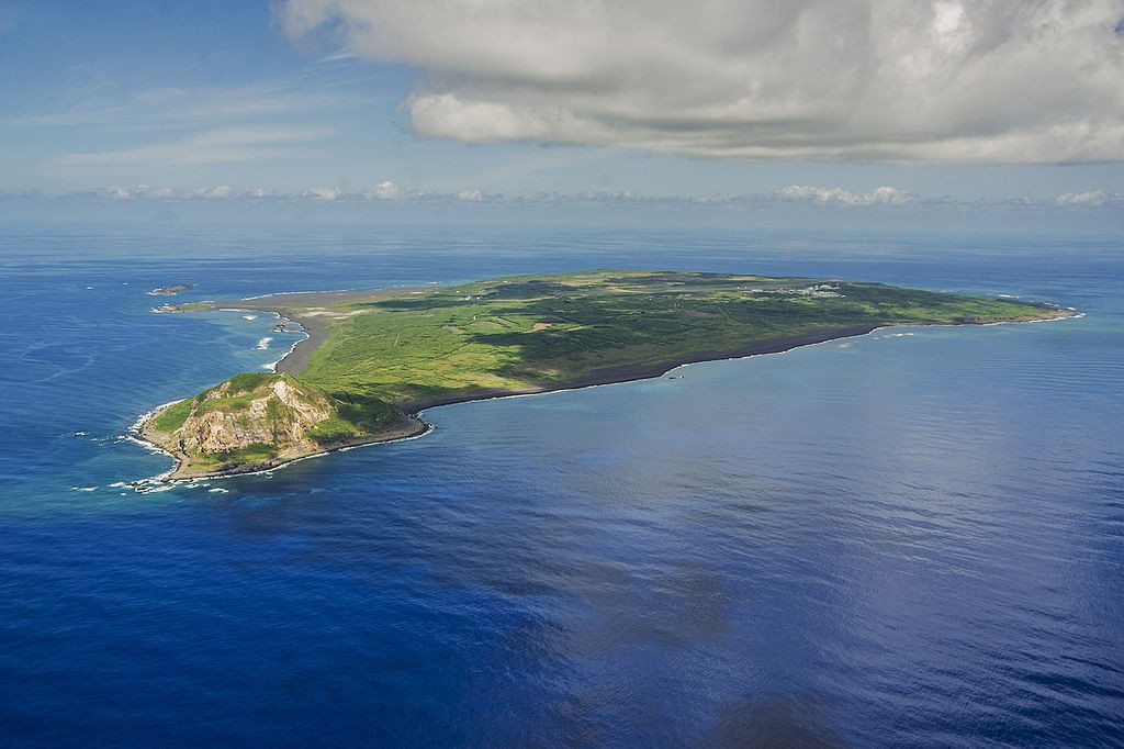Wyspa Iwo Jima - W dole góra Suribachi - Autor: U.S. Navy Źródło: commons.wikimedia.org