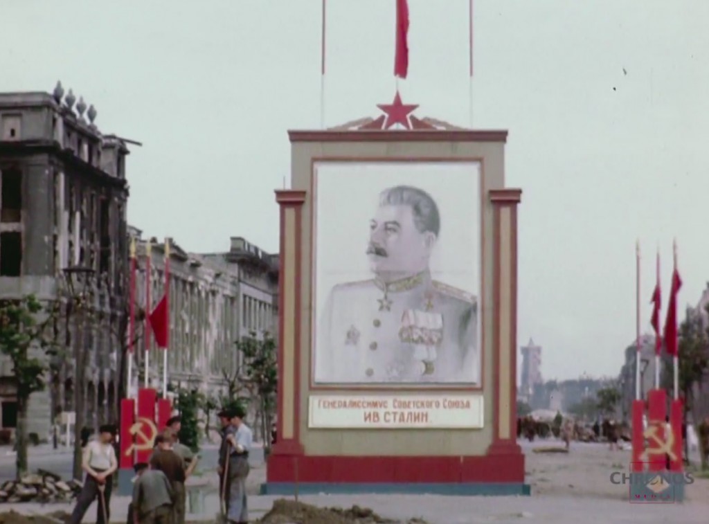 Portret Stalina i zniszczony Berlin - Źródło: www.youtube.com
