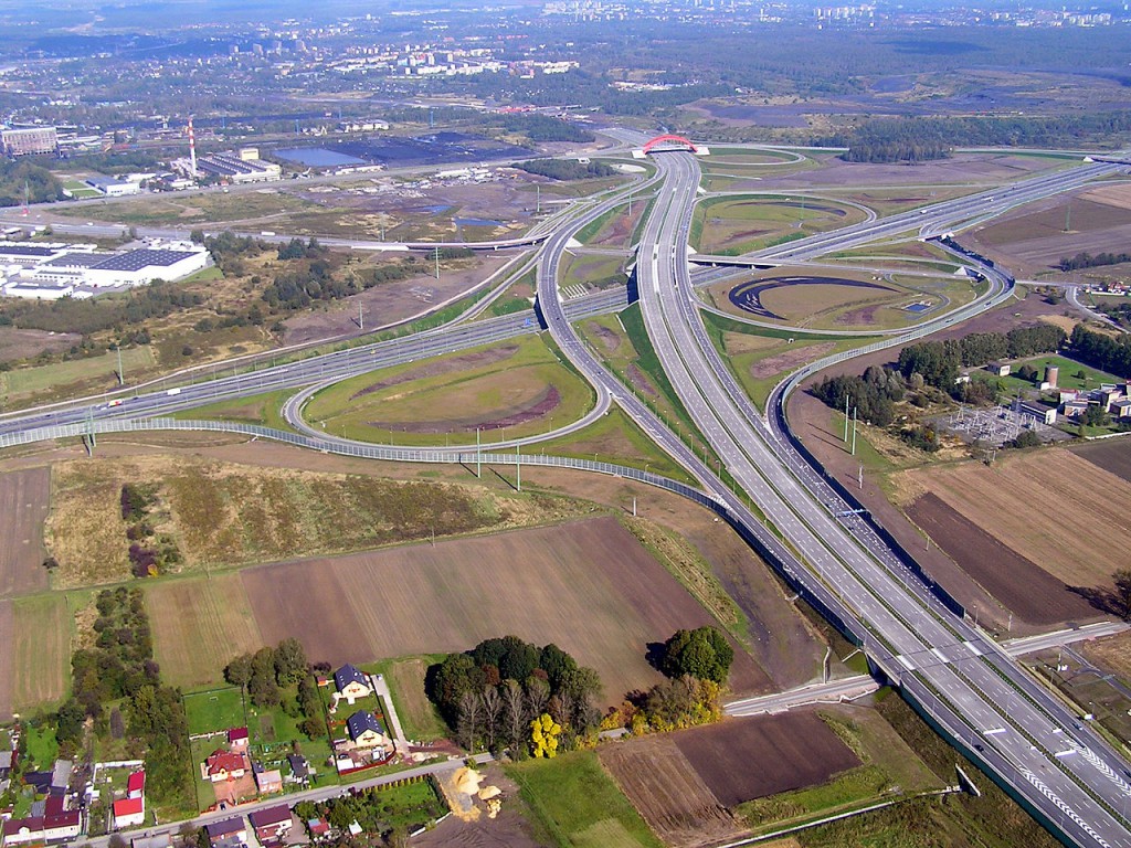 Widok z lotu na węzeł autostradowy - Autor: Mikołaj Welon Źródło: commons.wikimedia.org