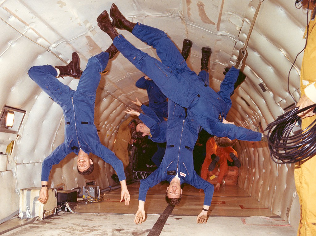 Lot paraboliczny samolotu - Symulowanie stanu nieważkości - Źródło: NASA