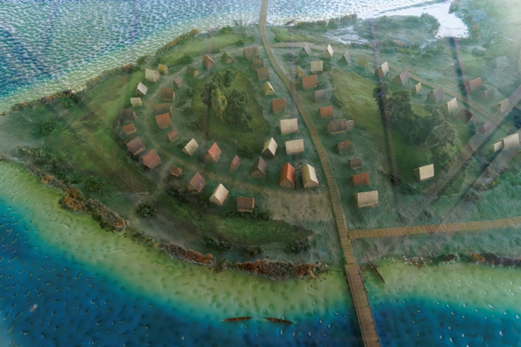 Model wyspy z zaznaczonymi mostami - Zbiory Muzeum Pierwszych Piastów