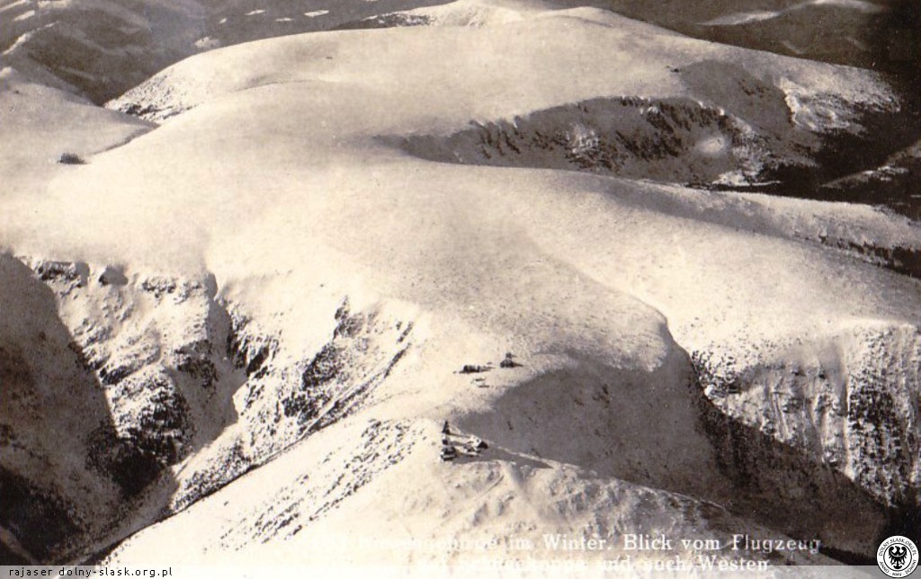 Widok z góry na ośnieżone Karkonosze i szczyt Śnieżki - Źródło: dolny-slask.org.pl