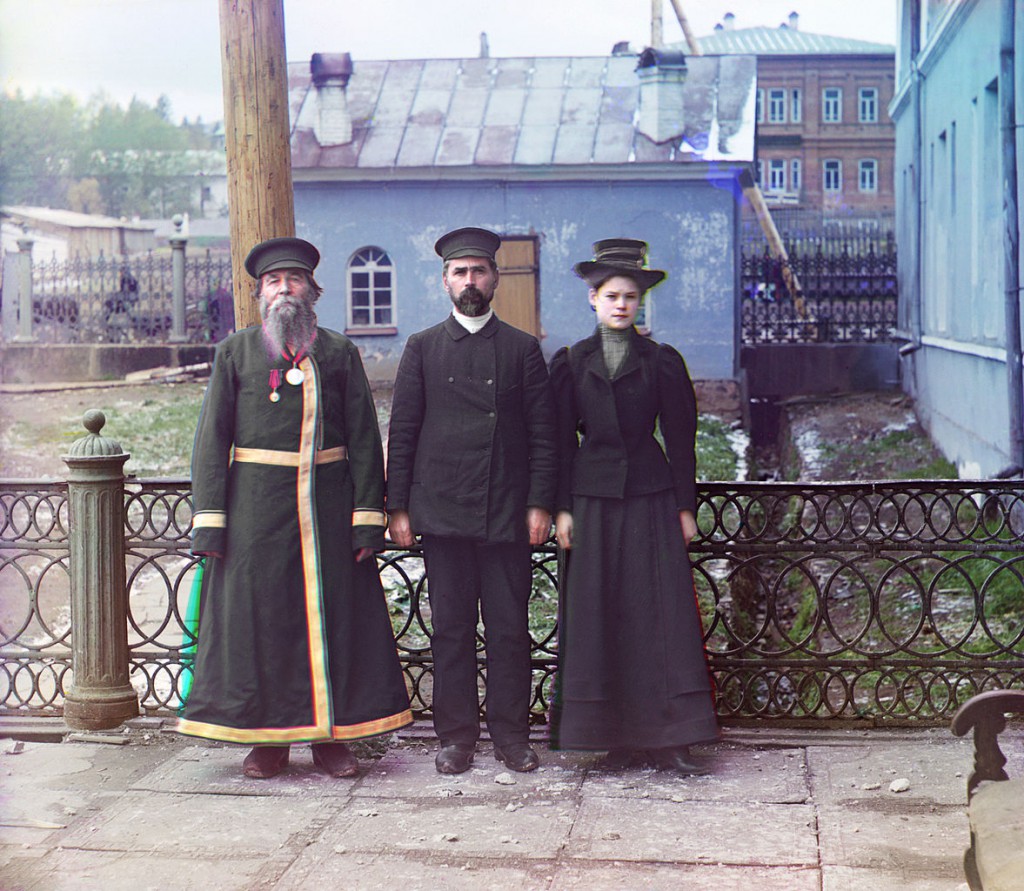 Trzy pokolenia Rosjan. Dziadek prezentuje tradycyjny ubiór oraz brodę. Ojciec i córka prezentują już stroje i fryzury stylizowane na wzór zachodni. Rok 1910.