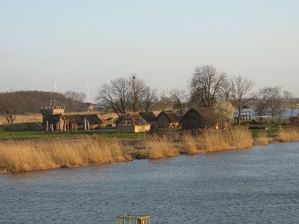 Skansen Słowian i Wikingów w Wolinie - Foto: Radosław Drożdżewski (Zwiadowca21) Źródło: commons.wikimedia.org Skansen Słowian i Wikingów w Wolinie - Foto: Radosław Drożdżewski (Zwiadowca21) Źródło: commons.wikimedia.org