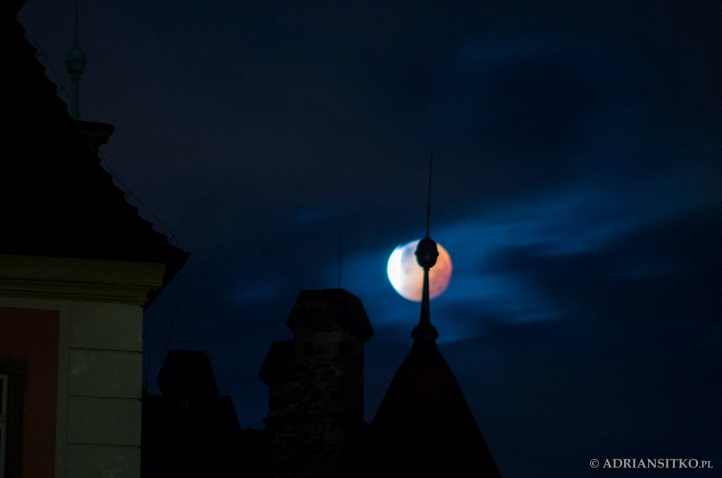 Zdjęcie Księżyca nad Zamkiem Książ w Wałbrzychu - Foto: Adrian Sitko