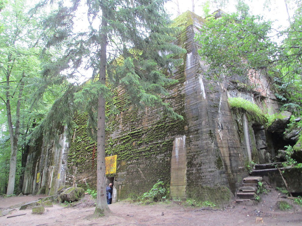 Jeden ze schronów w Wilczym Szańcu - Źródło: commons.wikimedia.org Foto: Avi1111 dr. avishai teicher Jeden ze schronów w Wilczym Szańcu - Źródło: commons.wikimedia.org Foto: Avi1111 dr. avishai teicher