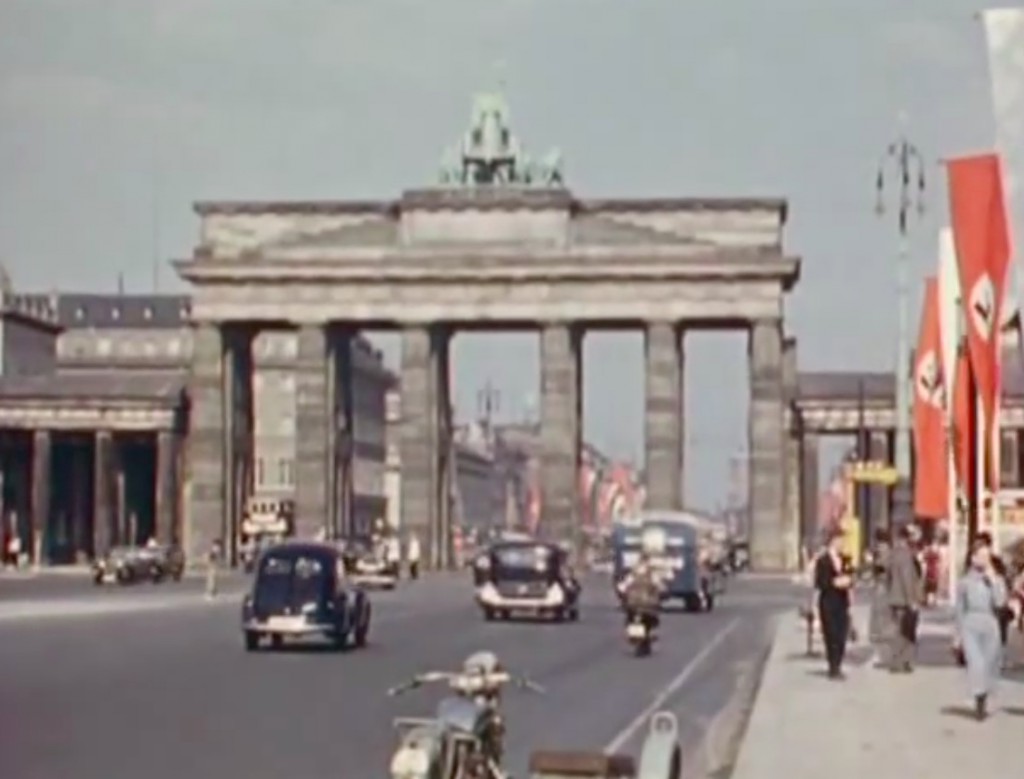 Brama Brandenburska na kadrze z kolorowego filmu propagandowego z 1936 roku