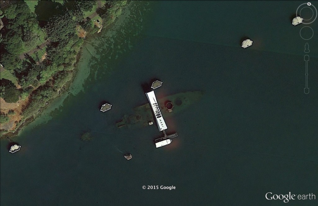 Wrak pancernika w Pearl Harbor - 10 niezwykłych miejsc na świecie - Źródło: Google Earth