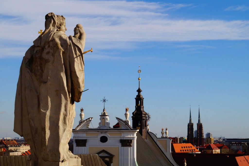 Figury świętych spoglądają na Wrocław z Wieży Matematycznej