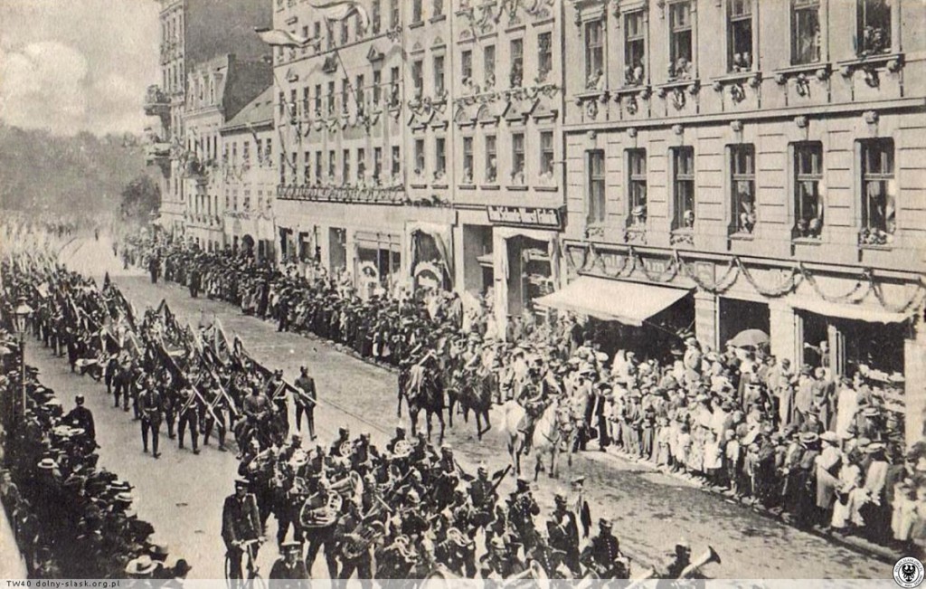 Wojskowa parada na ulicy Legnickiej we Wrocławiu 1906 rok - Źródło: dolny-slask.org.pl