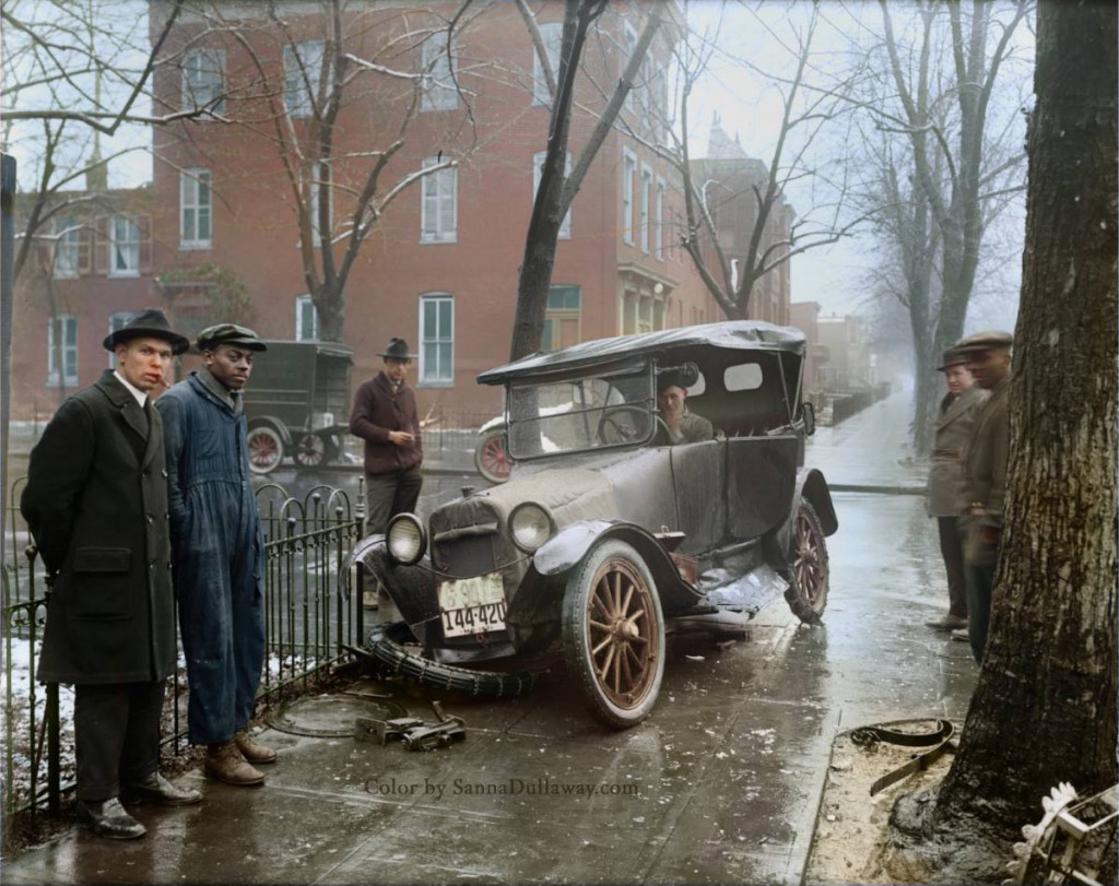 Wypadek samochodowy - Świat na 10 kolorowych starych zdjęciach - Autor: Sanna Dullaway