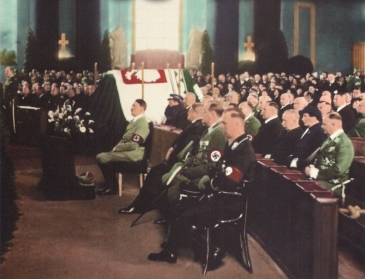 Hitler na mszy pogrzebowej Piłsudskiego - III Rzesza w kolorze