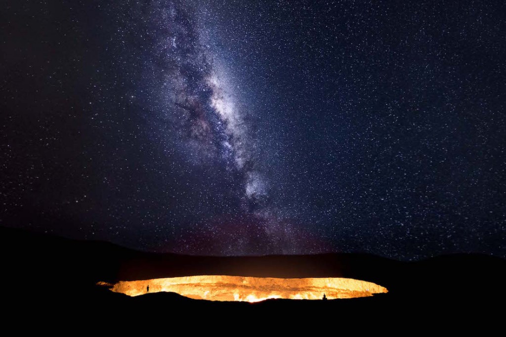 Droga Mleczna wznosi się nad gazowym kraterem Darvaza na pustyni Kara-kum w Turkmenistanie - Foto: ® Tino Solomon, UK, Shortlist, Open Low Light, 2016 Sony World Photography Awards