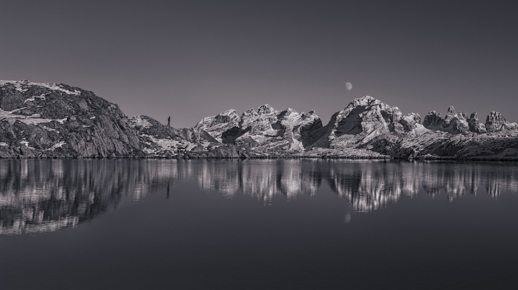 Selfie nad jeziorem, autor zdjęcia stoi na grani. W tle widać alpejskie góry Dolomiti di Brenta w północnych Włoszech - Foto: ® Stefano Guerrini, Italy, Shortlist, Open, Panoramic, 2016 Sony World Photography Awards