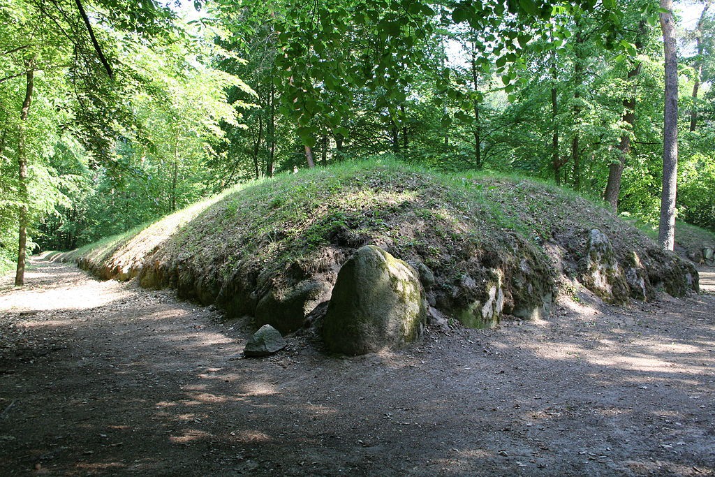 Piramida w Wietrzychowicach - Źródło: commons.wikimedia.org Foto: Einsamer Schütze