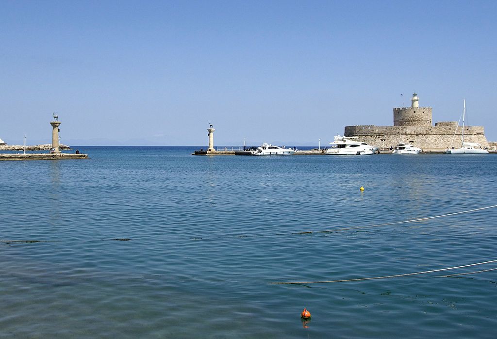 Współczesne wejście do portu i fortyfikacje wyspy - Foto: Jebulon Źródło: commons.wikimedia.org
