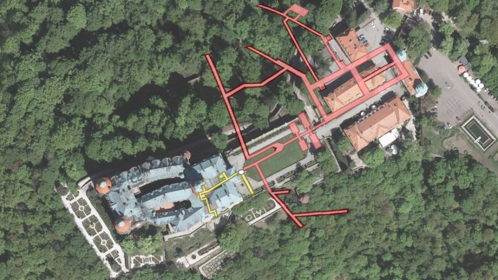 Plan podziemi Zamku Książ naniesiony na zdjęcie satelitarne - Obraz: Geoportal - Rzut Podziemi: Les7007