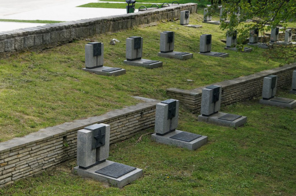 W parku zlokalizowany jest cmentarz żołnierzy Armii Czerwonej