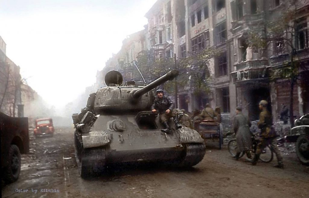 Radziecki czołg T-34/85 na ulicach Berlina, kwiecień 1945 roku
