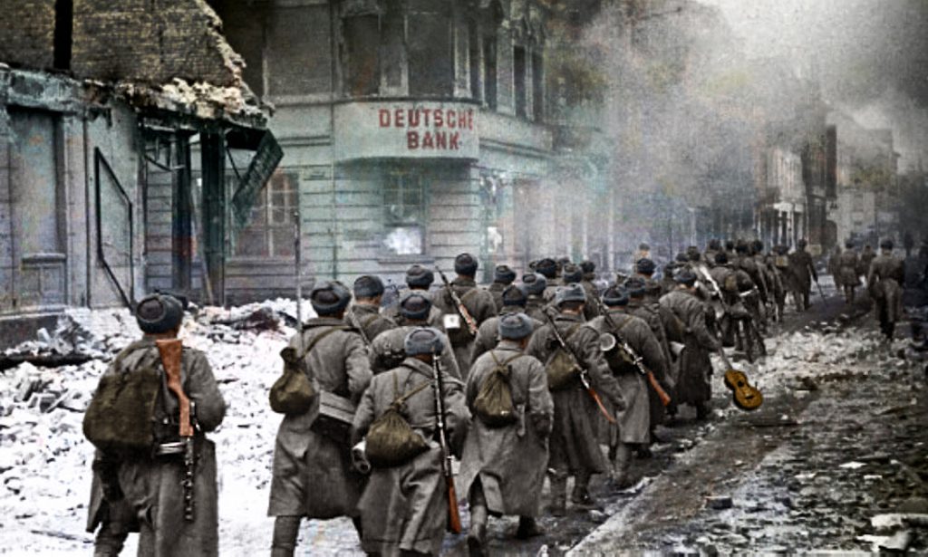 Żołnierze Armii Czerwonej maszerują przez Piłę (Schneidemühl), luty 1945 roku