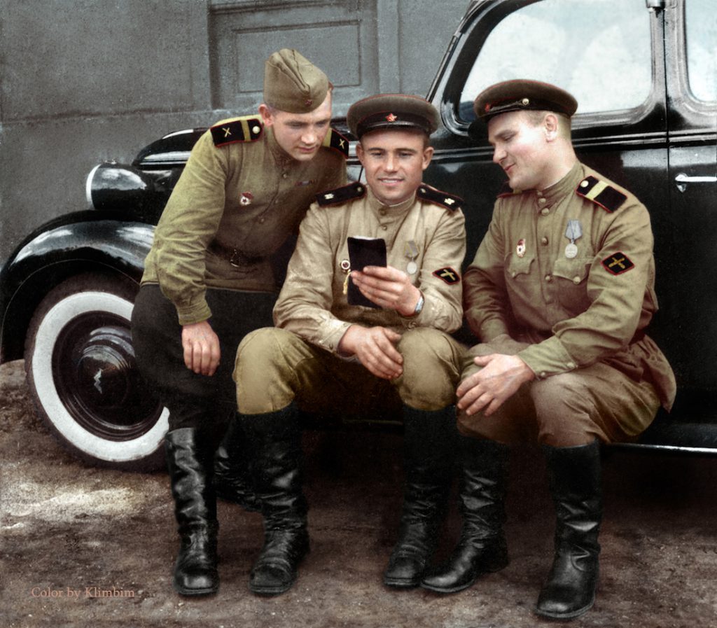Trzech żołnierzy z wojsk artylerii przeciwpancernej