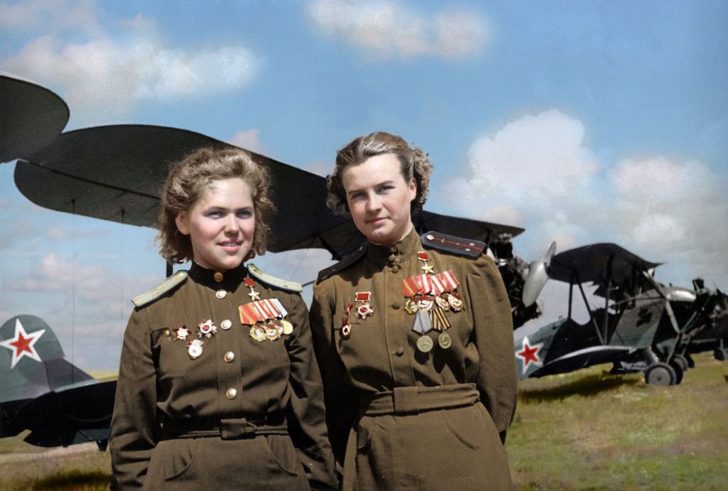 Bohaterki Związku Radzieckiego, po lewej Rufina Gaszewa (848 nocnych misji bojowych), po prawej Natalia Meklin (980 nocnych misji bojowych)