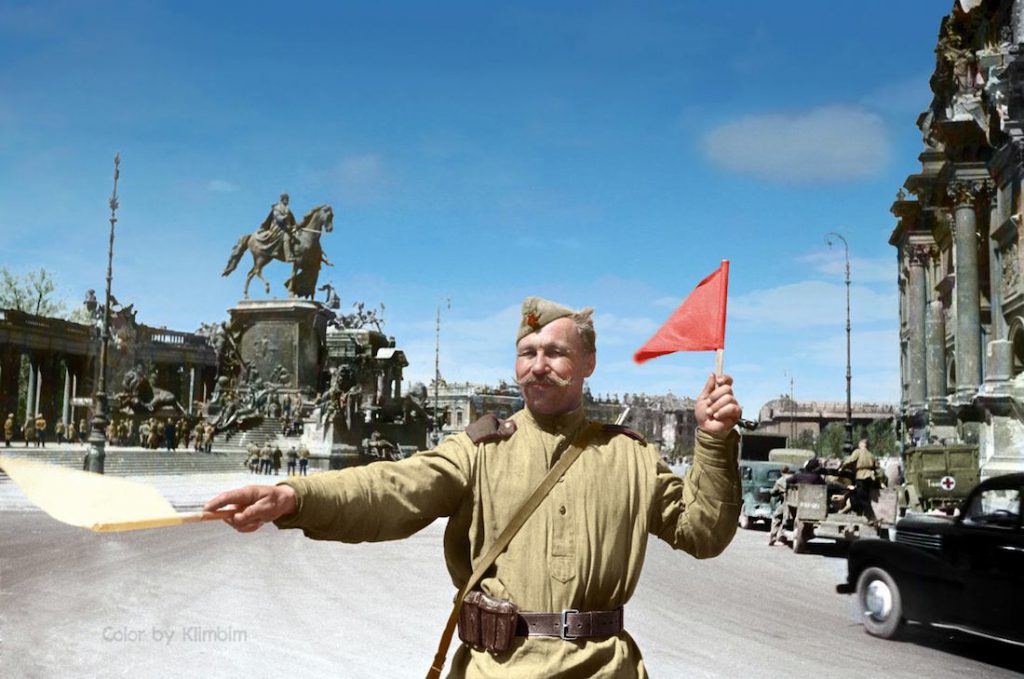 Armia Czerwona zajmuje Niemcy - radziecki żołnierz kieruje ruchem na ulicach Berlina, z tyłu Kaiser Wilhelm Nationaldenkmal (Narodowy Pomnik Cesarza Wilhelma I), maj 1945 roku