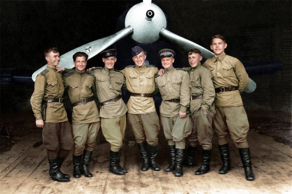 Piloci 102. Pułku Lotnictwa Myśliwskiego Gwardii na tle samolotu amerykańskiej produkcji P-39 Airacobra