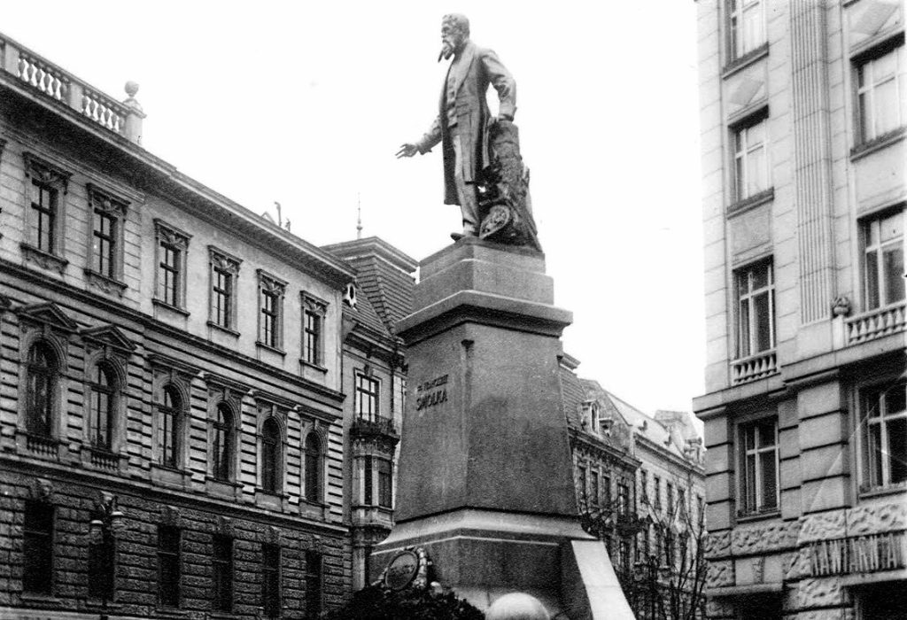 Plac i pomnik Franciszka Smolki we Lwowie - Pomnik prawdopodobnie zniszczony przez Sowietów