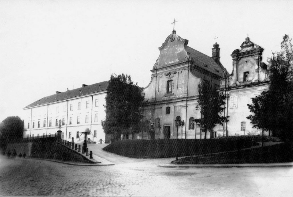Po lewej budynek Uniwersytetu Jana Kazimierza, po prawej kościół św. Mikołaja