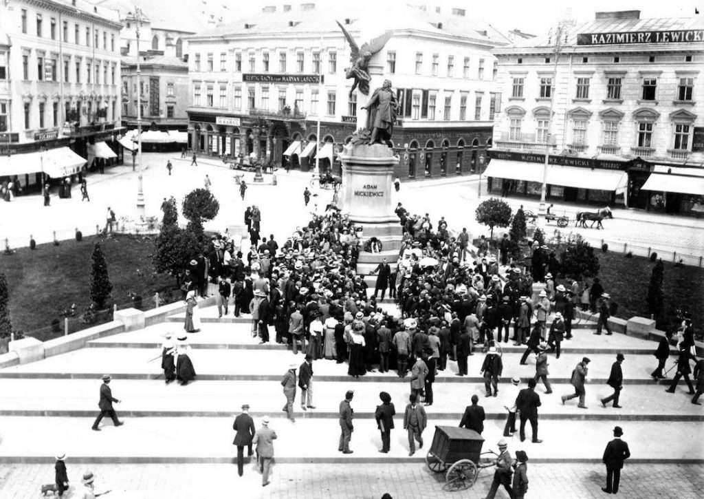Plac Mariacki i Pomnik Adama Mickiewicza we Lwowie - Pomnik pozostał na swoim miejscu