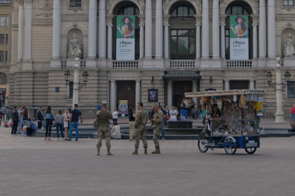 Umundurowani żołnierze na przepustkach to powszechny widok we Lwowie