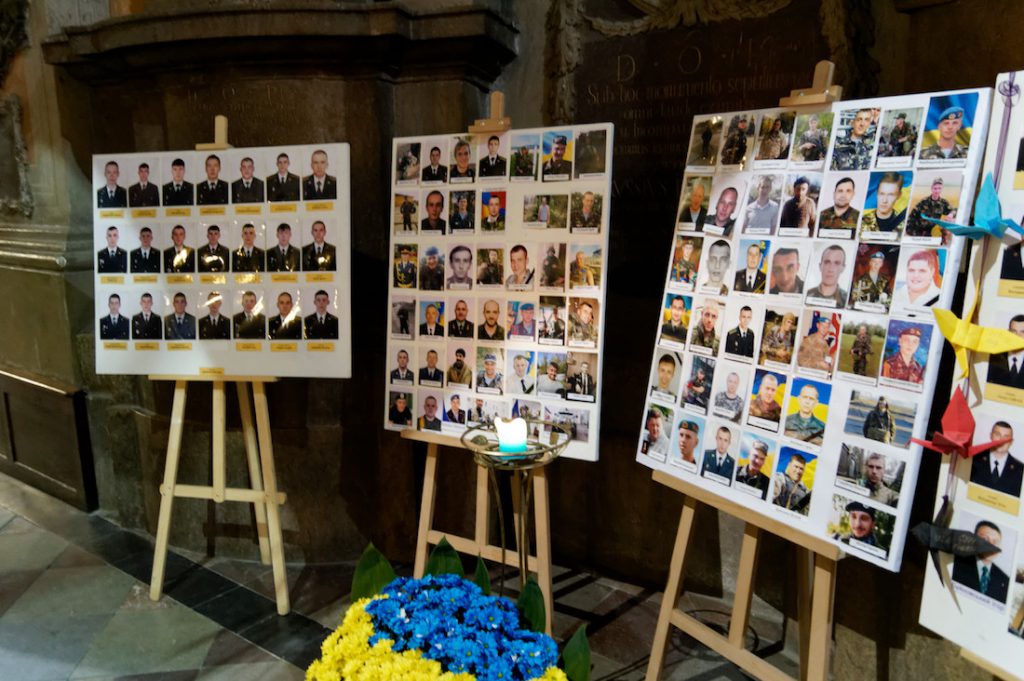 Zdjęcia poległych ukraińskich żołnierzy w jednej z cerkwi