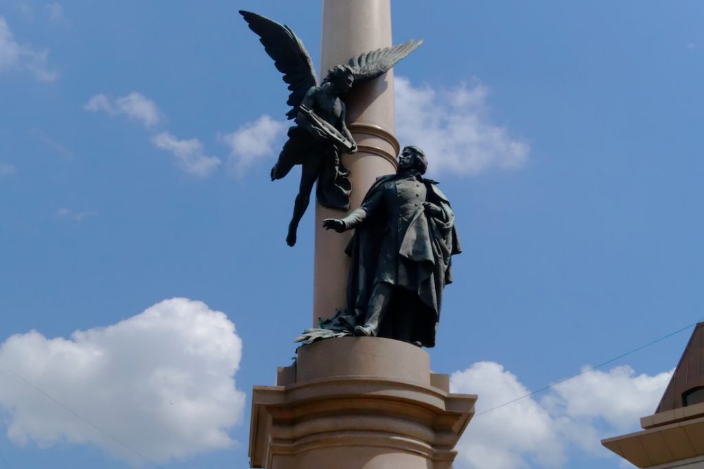 Zbliżenie na pomnik Adama Mickiewicza we Lwowie