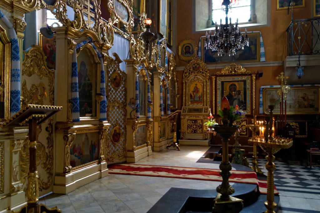 Wnętrze i ikonostas cerkwi Zaśnięcia, zwanej również cerkwią Wołoską