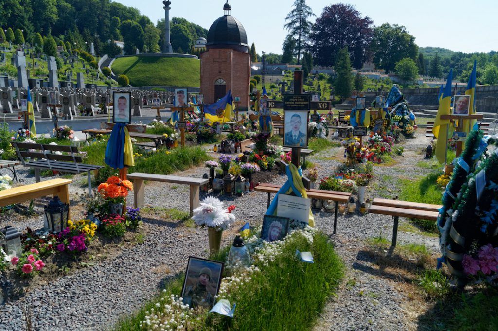 Groby poległych ukraińskich żołnierzy na Cmentarzu Łyczakowskim we Lwowie