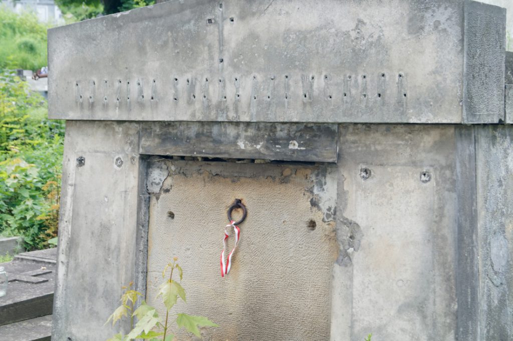 Niektóre z grobów uległy dewastacji w postaci pourywanych polskich napisów