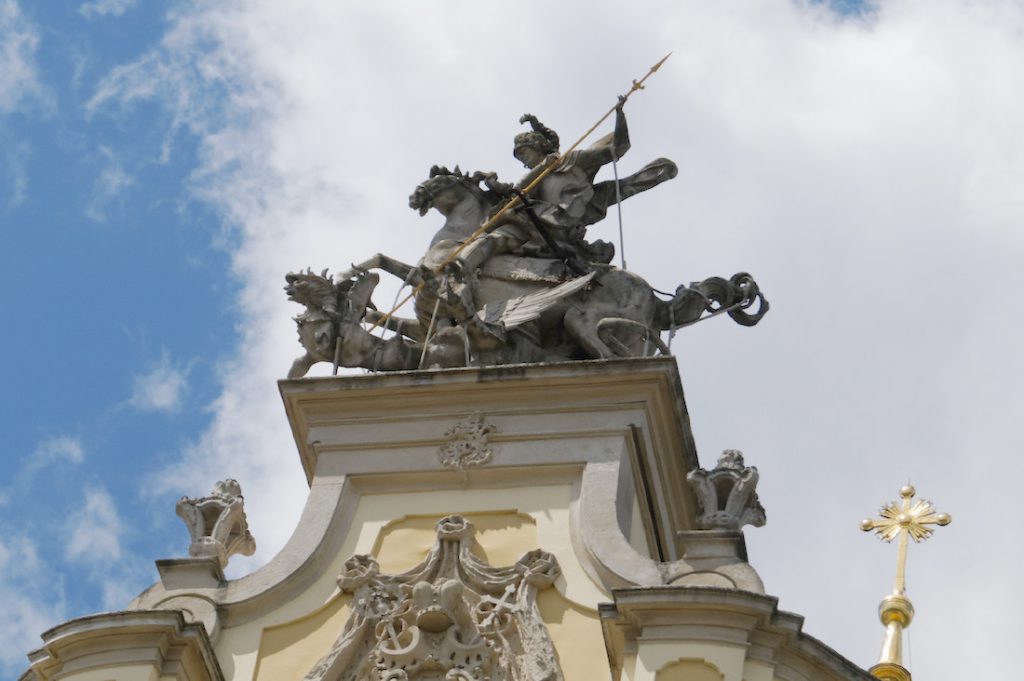 Święty Jur to Święty Jerzy - Rzeźba św. Jerzego (zgodnie z legendą) ubijającego smoka znajduje się na górze budowli