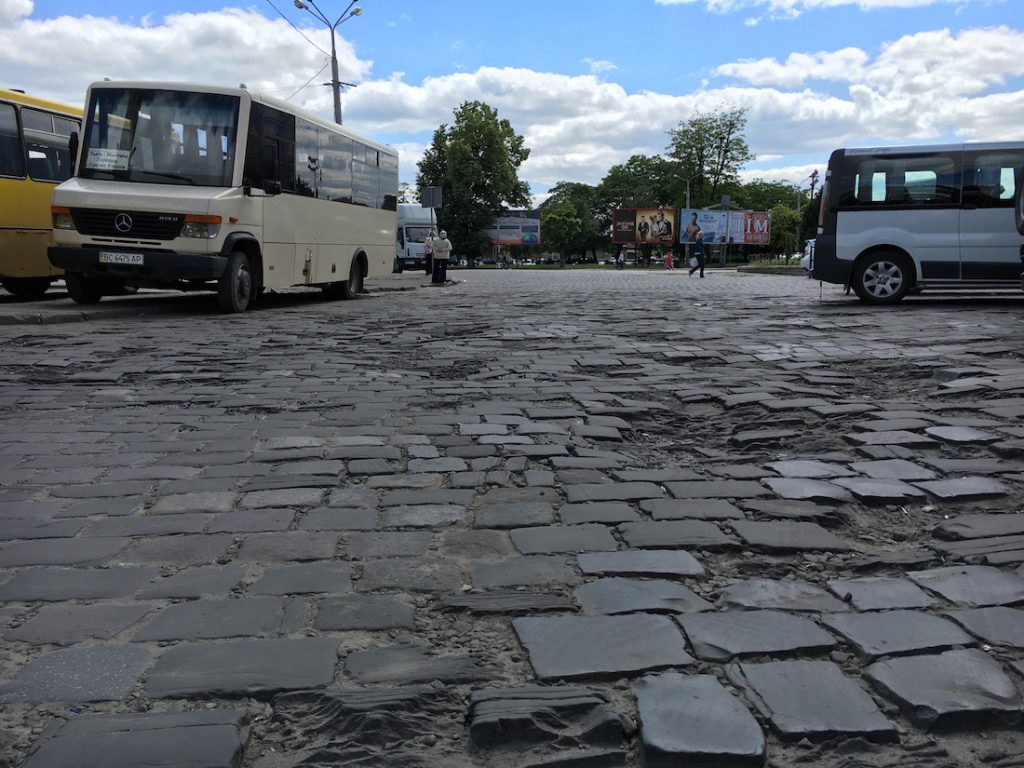 Droga i parking pod Dworcem Głównym we Lwowie