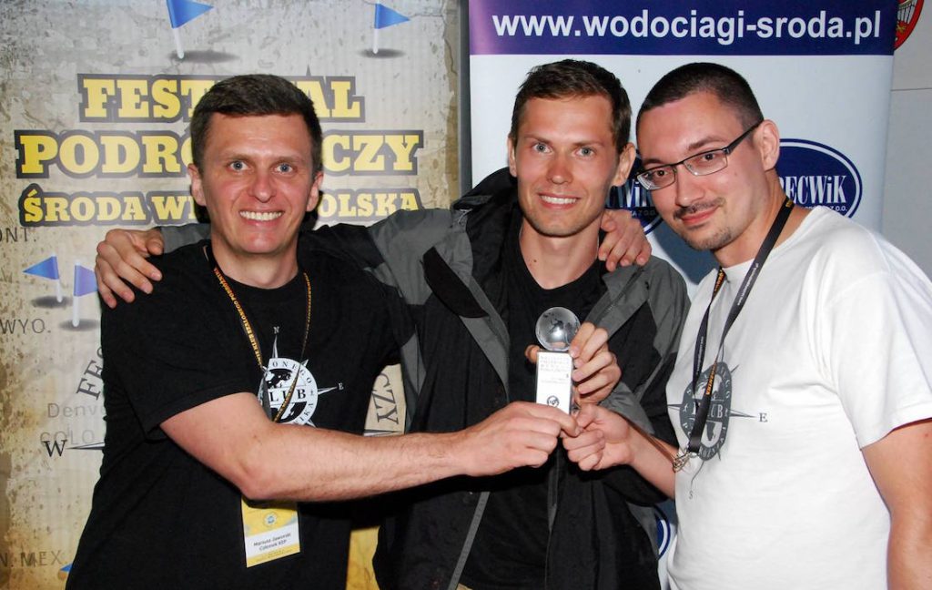 Laureat nagrody publiczności III Festiwalu Podróżniczego w Środzie Wielkopolskiej - Tomasz Jakimiuk (w środku)