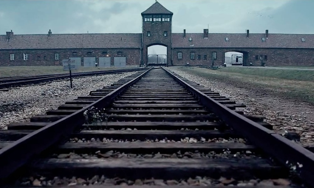 Wygenerowana komputerowo wartownia i brama główna KL Auschwitz-Birkenau - Animacja obozu koncentracyjnego Auschwitz II