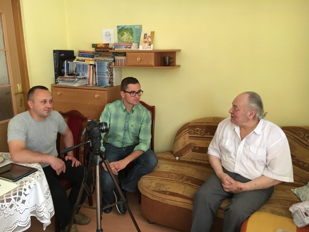Marcin Pasek, Grzegorz Sanik i Hieronim Grębowicz podczas wywiadu z ocalałym świadkiem budowy Riese