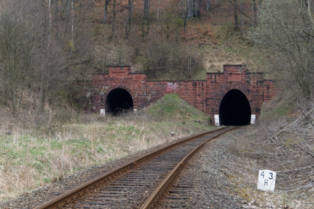 Dwie nitki (rury) tuneli kolejowych pod górą Sajdak