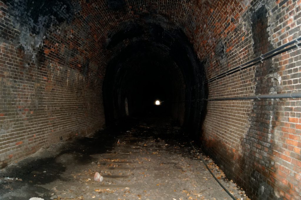 Opuszczony tunel pod Sajdakiem, torowisko zostało już rozebrane