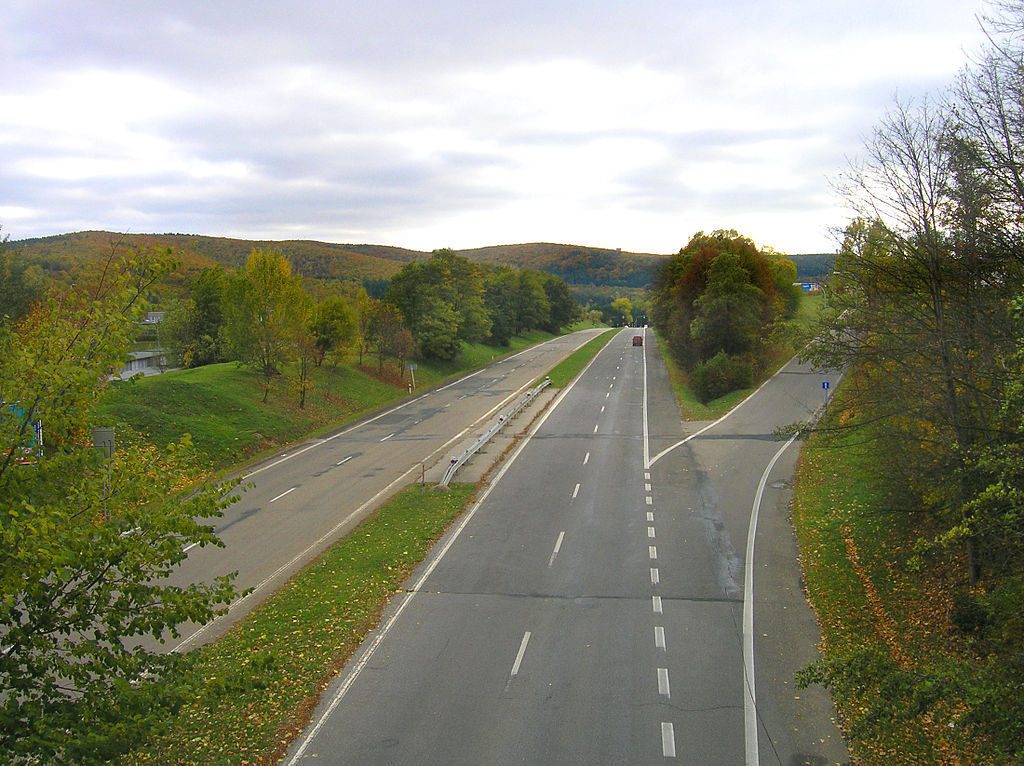 Fragment autostrady Hitlera w okolicach Brna, przerobiony po wojnie na zwykłą drogę - Źródło: commons.wikimedia.org Foto: Packa