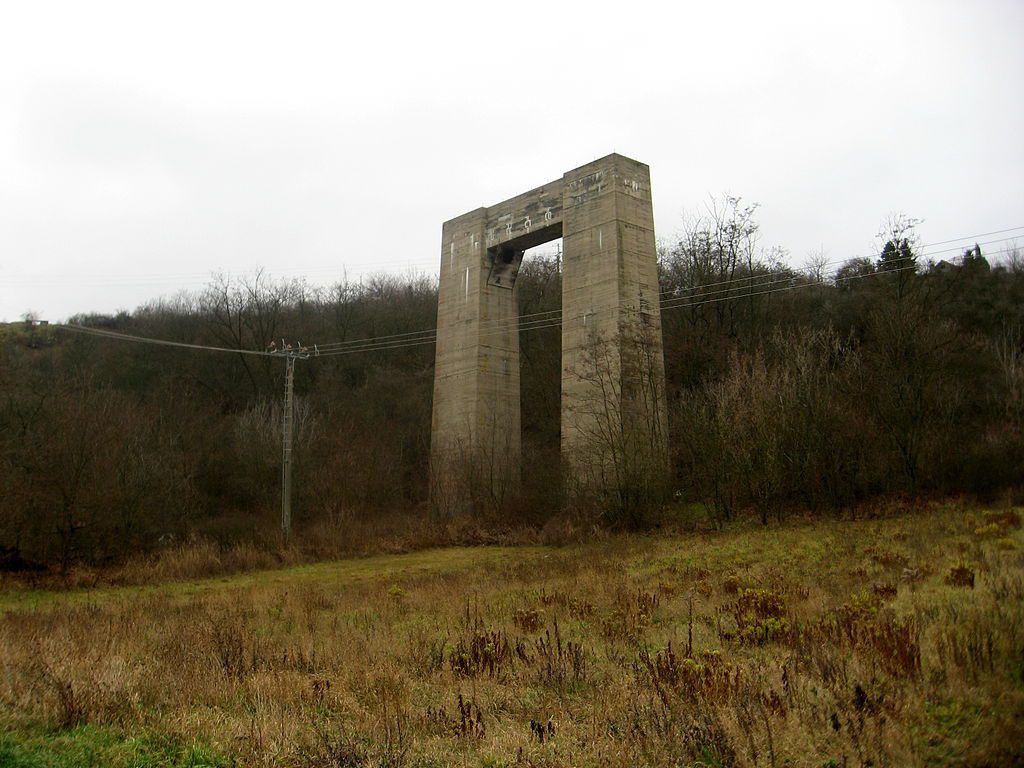 Filar nieukończonego mostu w okolicach Brna - Źródło: commons.wikimedia.org Foto: Dezidor