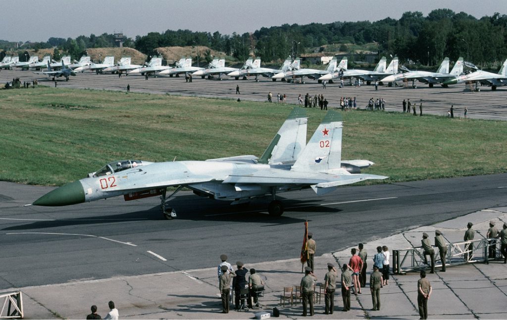 Samoloty myśliwskie Su-27 na lotnisku w Kluczewie (dziś dzielnica Stargardu) - 10 lipca 1992 roku - Źródło commons.wikimedia.org Foto: Rob Schleiffert