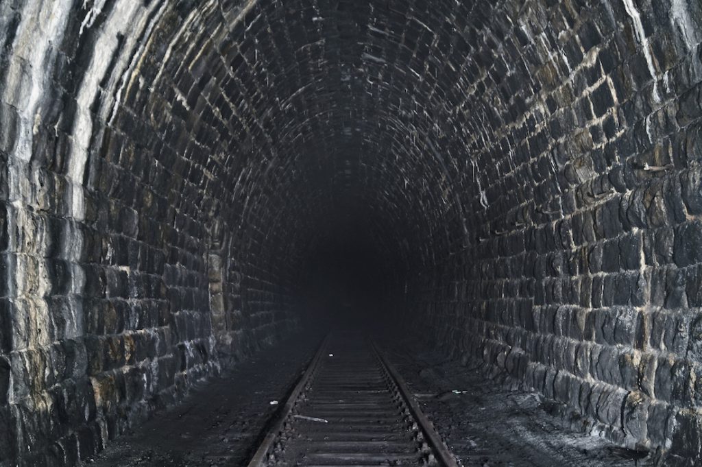 Tunel o pod Przełęczą Kowarską, zachowały się jeszcze tory